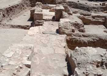 الكشف عن عناصر معمارية جديدة من معبد القصر القديم بالواحات البحرية