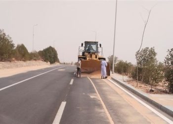 محافظ أسوان يتابع اعمال إنشاء حضانة للسيارات المخالفة بطريق أسوان / أبو سمبل