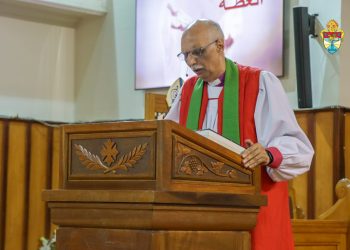 خلال خدمة المعمودية.. رئيس الأساقفة: المعمودية وعد ومسؤولية يلتزم بها الوالدان امام الكنيسة