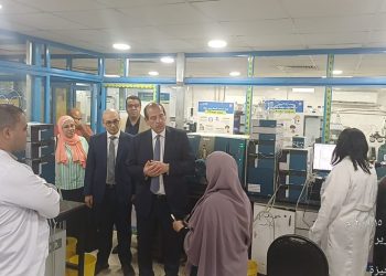نائب وزير الصحة يتفقد معامل الصحة العامة ويهنئها باعتماد فحوص الأغذية والمياه
