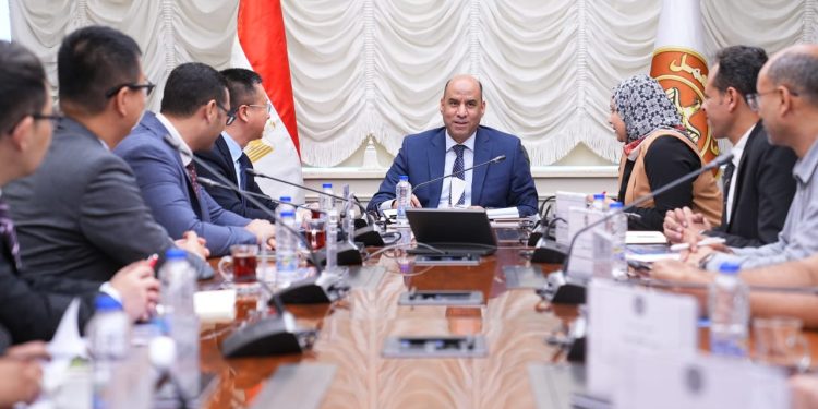 وزير العمل بحث مع وفد “هواوي مصر” تعزيز التعاون في مجالات التحول الرقمي وتنمية الكوادر البشرية