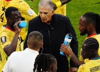 “أفسدت إيقاع اللقاءات”..اتهامات للفيفا باستغلال فترات شرب الماء لزيادة عائدات الإعلانات