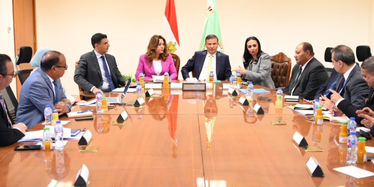 وزارات الزراعة والتنمية المحلية والبيئة والتضامن والصناعة والتخطيط تعقد اجتماعاً موسعاً لبحث آليات تنفيذ مبادرة “القرية المنتجة”