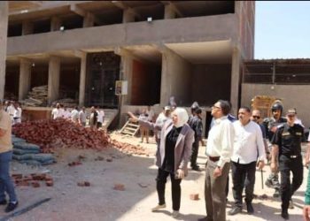 محافظ القليوبية يشهد إزالة مبنى مخالف على مساحة 700 متر بحي غرب شبرا الخيمة