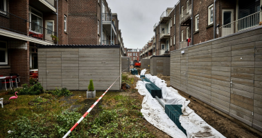 Achtertuinen tussen huizen waar gewerkt wordt aan klimaatadaptatie