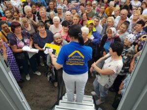 Перші виїзди Мобільного центру допомоги врятованим Києва зібрали понад 900 осіб.