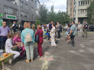 Мобільні бригади соціально-психологічної допомоги Києва та команда Центру допомоги врятованим Києва надавали екстрену допомогу постраждалим від обстрілів.