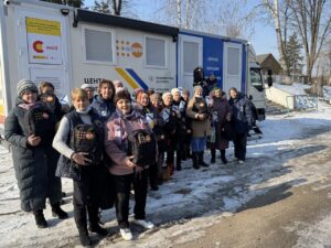 Мобільний центр допомоги врятованим Києва відвідав волонтерок села Рудка, що на Чернігівщині.