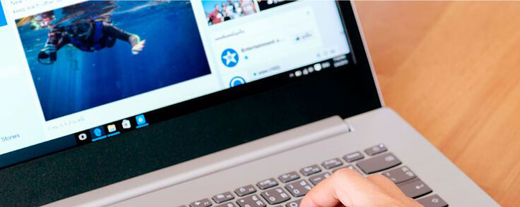 Pessoa usando laptop, digita postagem sobre viagem