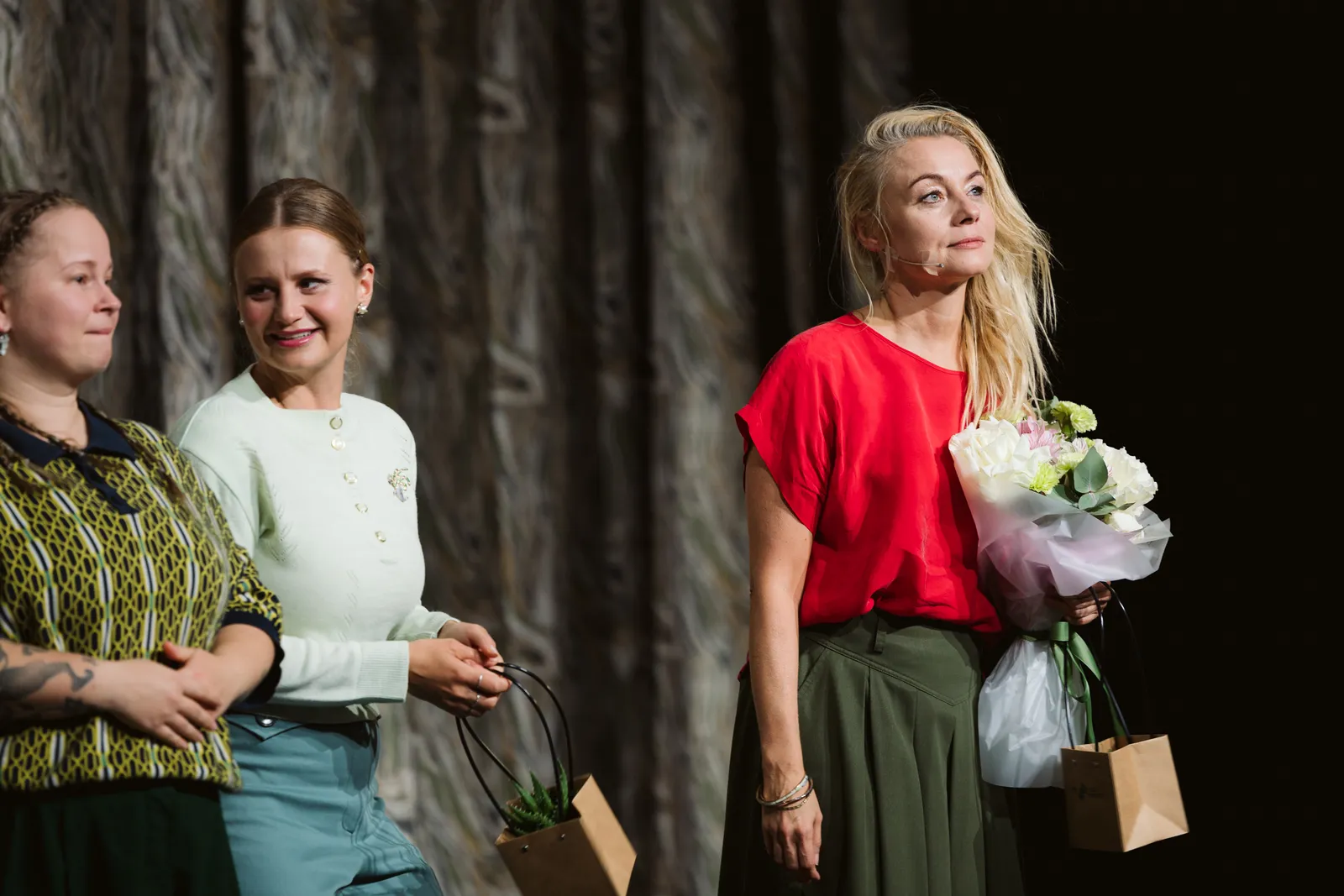 Kobieta samotna na Dużej Scenie w 6. dniu festiwalu