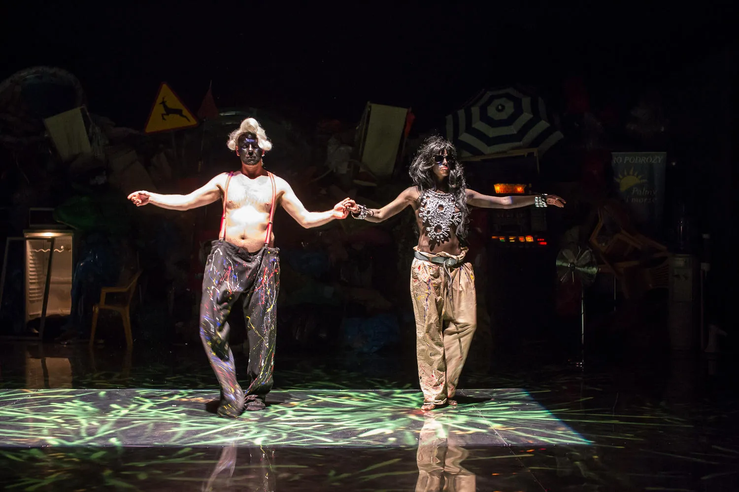 Zakamuflowane obrazy przemocy - o WYSPIE MARIVAUX na łamach miesięcznika Teatr