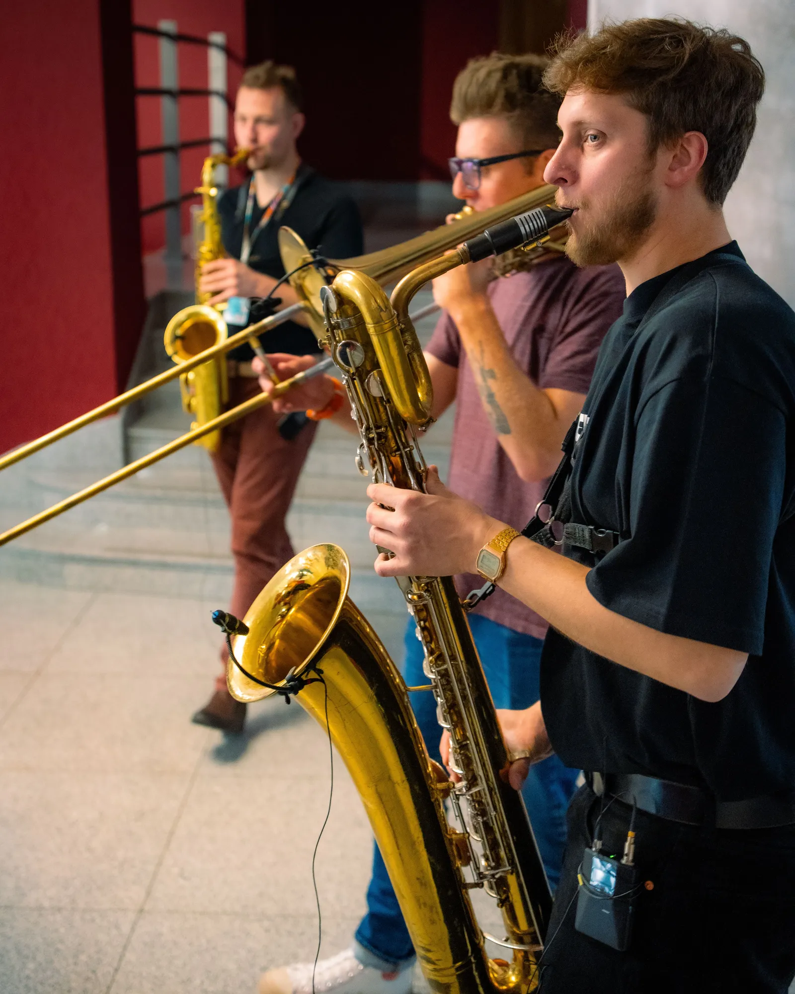 Grupa mężczyzn gra na instrumentach dętych.