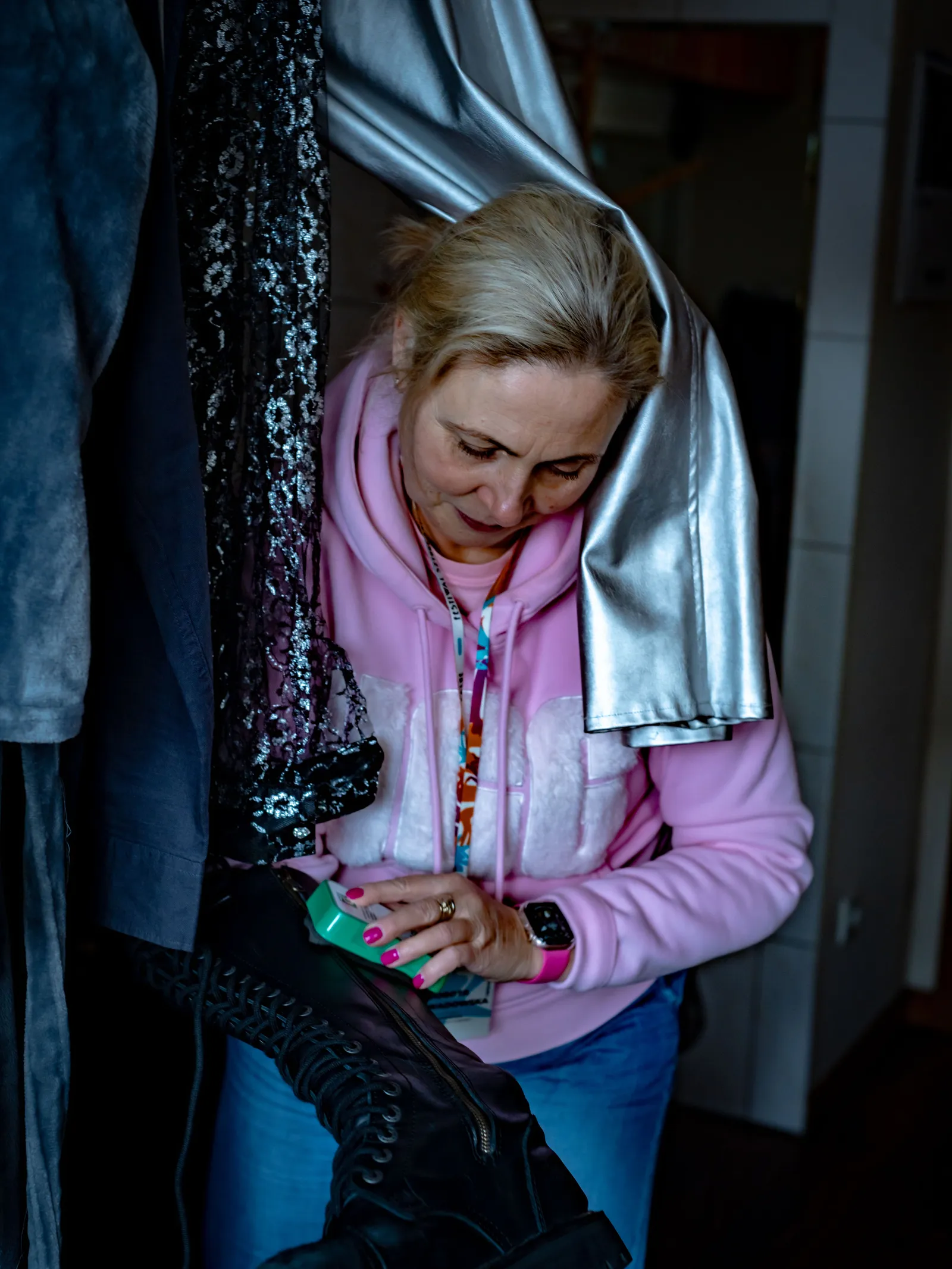 Garderobiona przygotowuje buty.