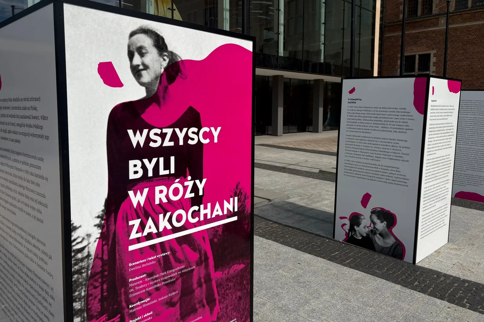 Wystawa „Wszyscy byli w Róży zakochani” na placu przed Teatrem Wybrzeże