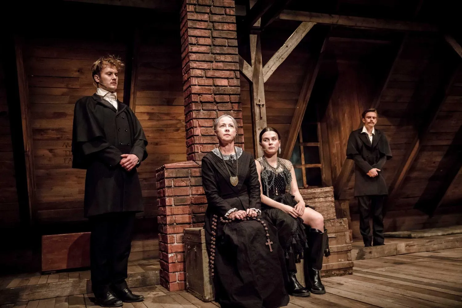 Towiańska (Joanna Kreft-Baka) i Mickiewiczowa (Karolina Kowalska) siedzą przy ceglanej kolumnie. Goszczyński (Robert Ciszewski) i Słowacki (Paweł Pogorzałek) stoją po bokach w pewnym oddaleniu.