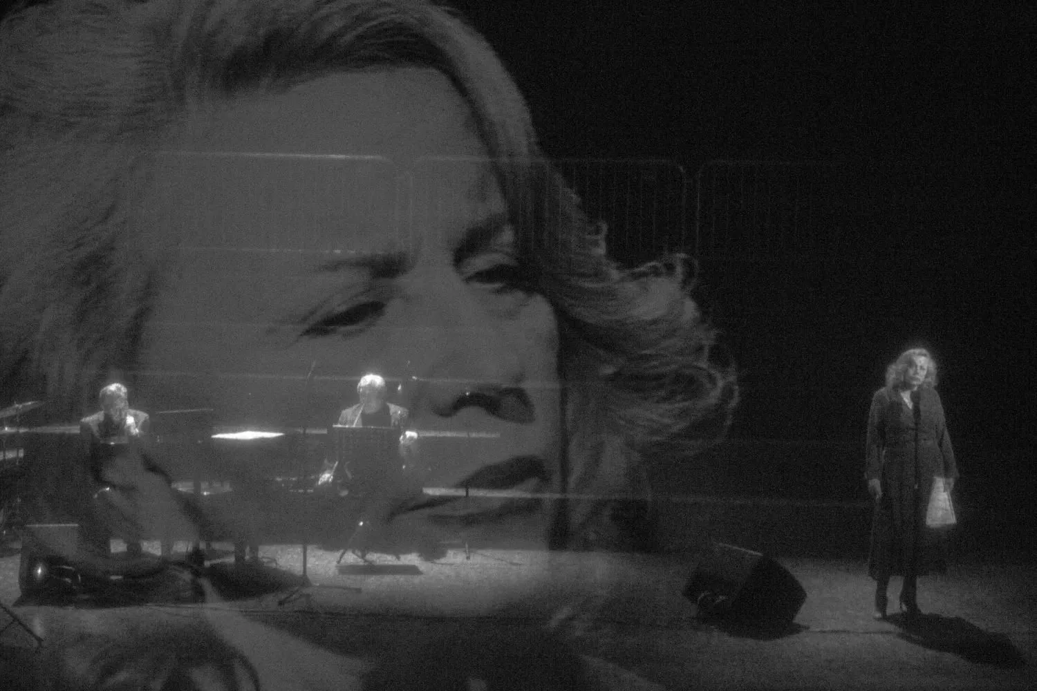 nałożone zbliżenie twarzy kobiety oraz obraz sceny z muzykami i jej sylwetką stojącą samotnie w świetle reflektora.
