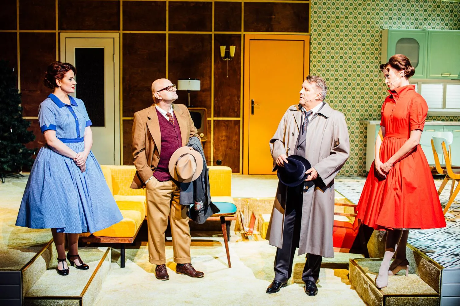 Od lewej Pani Linde (Katarzyna Kaźmierczak), Doktor Rank (Robert Ninkiewicz), Helmer (Grzegorz Gzyl) i Nora (Dorota Androsz). Stoją w salonie. Mężczyźni mają kapelusze i płaszcze, jakby dopiero przyszli lub wychodzili. Kobiety zwrócone w ich stronę.