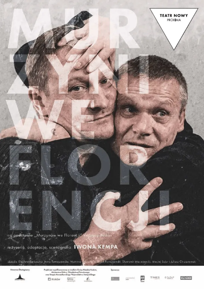Plakat teatralny: dwóch mężczyzn obejmuje się ciasno, ich twarze są blisko siebie. Na grafice widoczny tytuł „Murzyń we Florencji”, nazwa teatru oraz informacje o twórcach. Kolorystyka stonowana, szaro-beżowa.