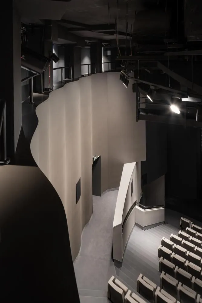 Teatr-Wybrzeze-Big-Stage-Upper-Level_Teatr_Wybrzeze_Big_Stage_Upper_Level_7a7052cc2c