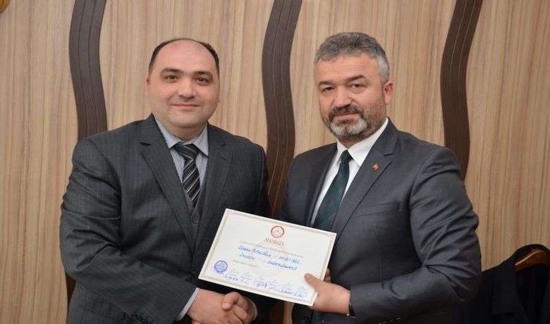 Başkan Topaloğlu Mazbatasını Aldı - 31 Mart Mahalli İdareler Seçimleri'nde 19 Mayıs Belediye Başkanlığı'na AK Parti'den 3. kez seçilen Osman Topaloğlu mazbatasını aldı.