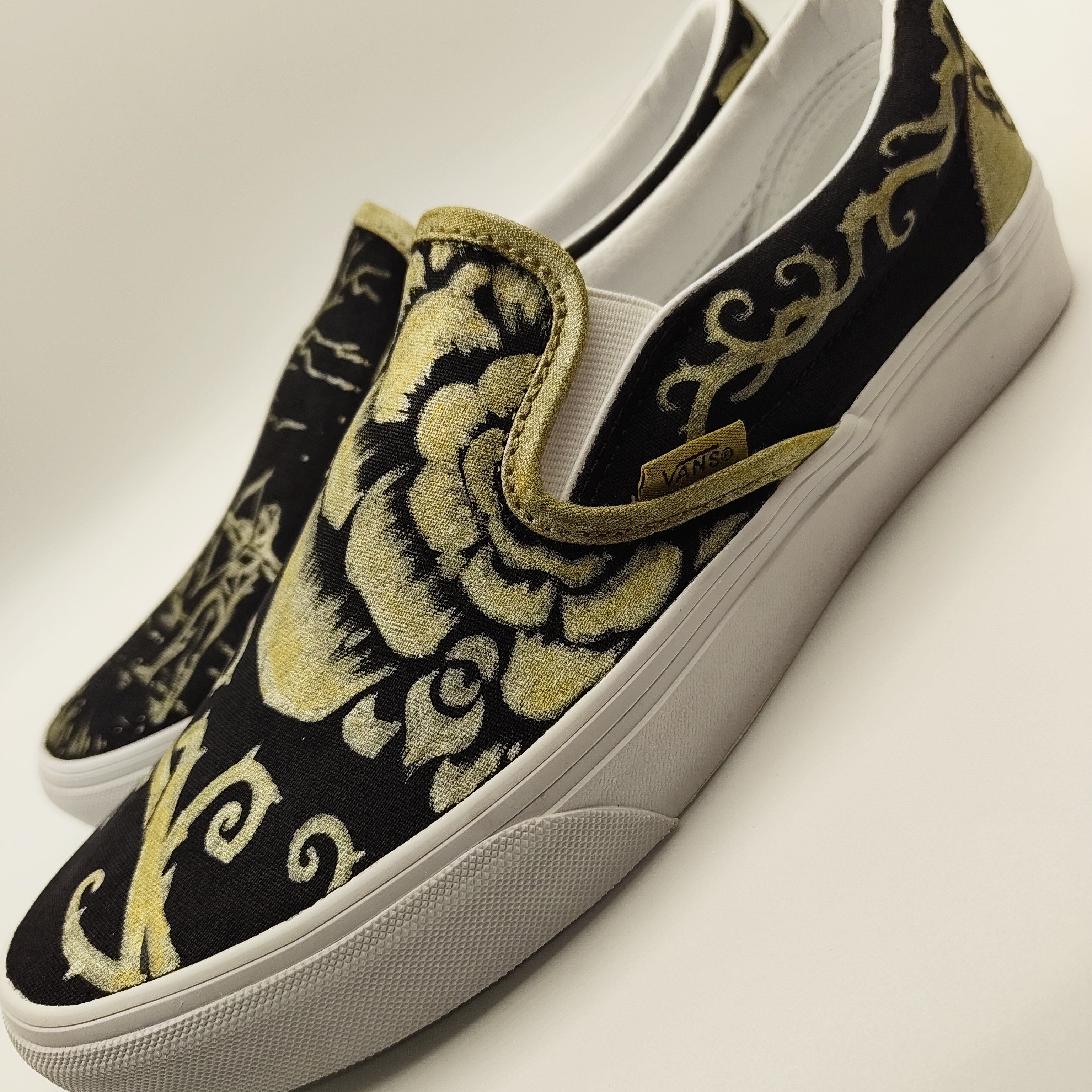 A Court of Thorns and Roses Vans - image 2