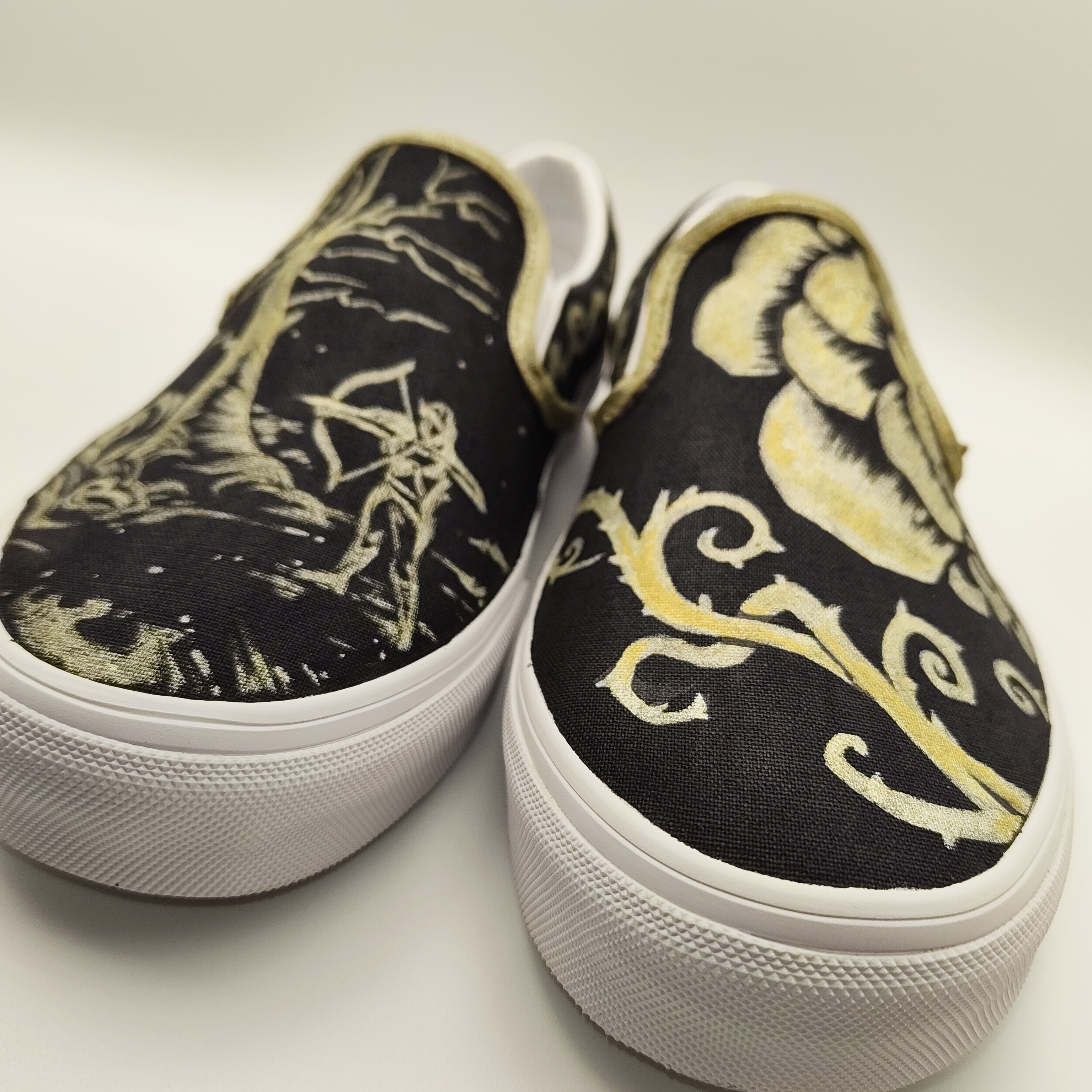 A Court of Thorns and Roses Vans - image 3