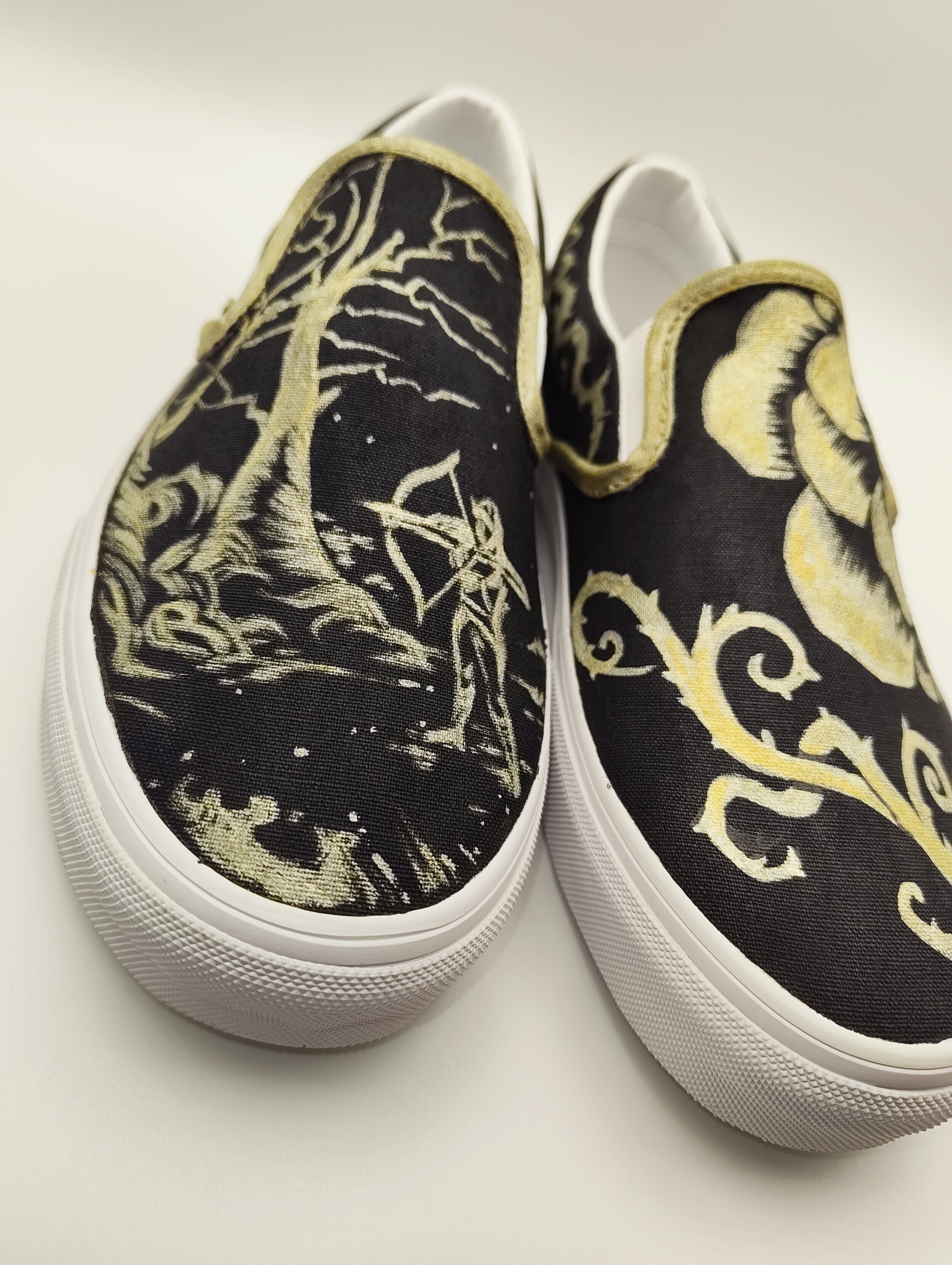 A Court of Thorns and Roses Vans - image 6