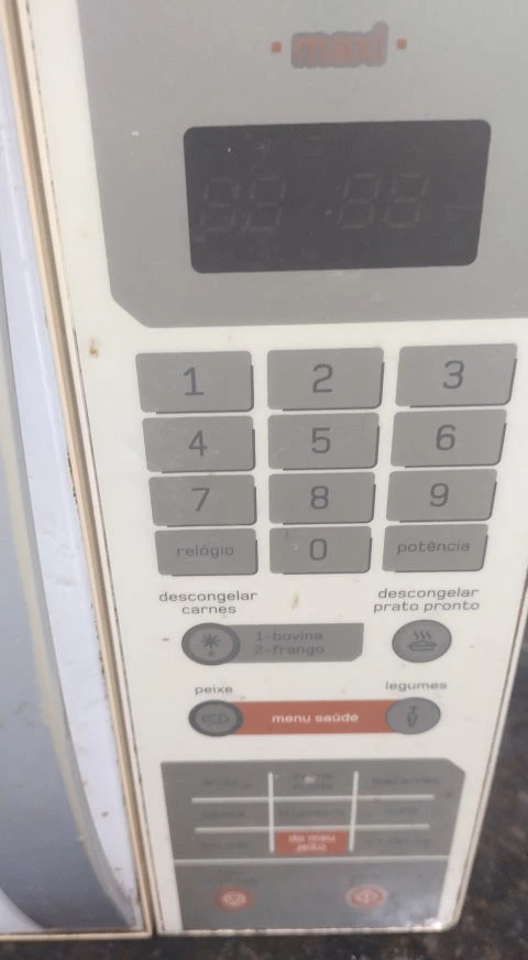 Photo of an old microwave oven I have, manufactured by a Brazilian company.