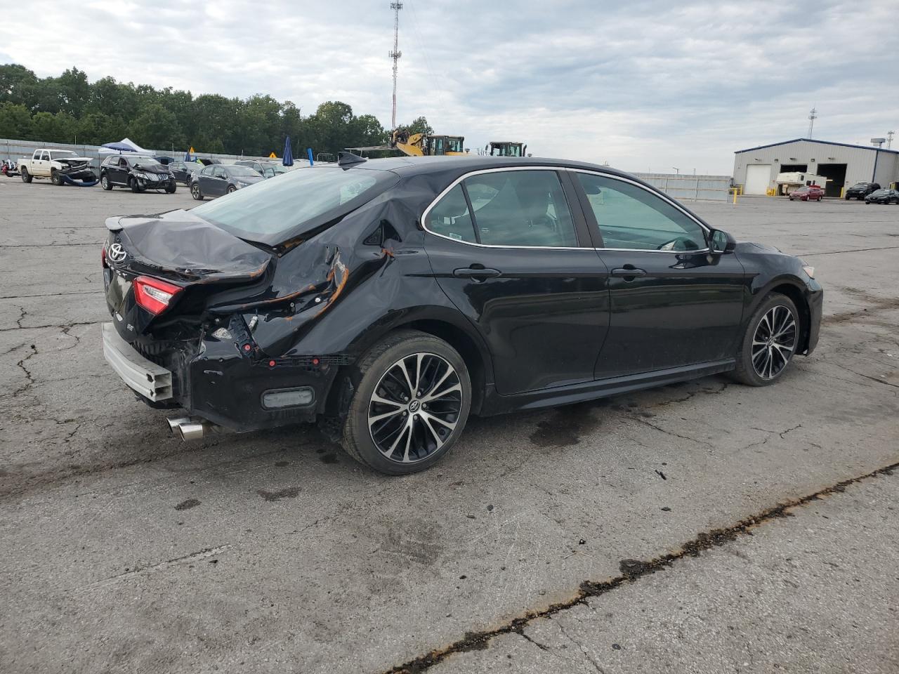 2020 TOYOTA CAMRY SE photo 3