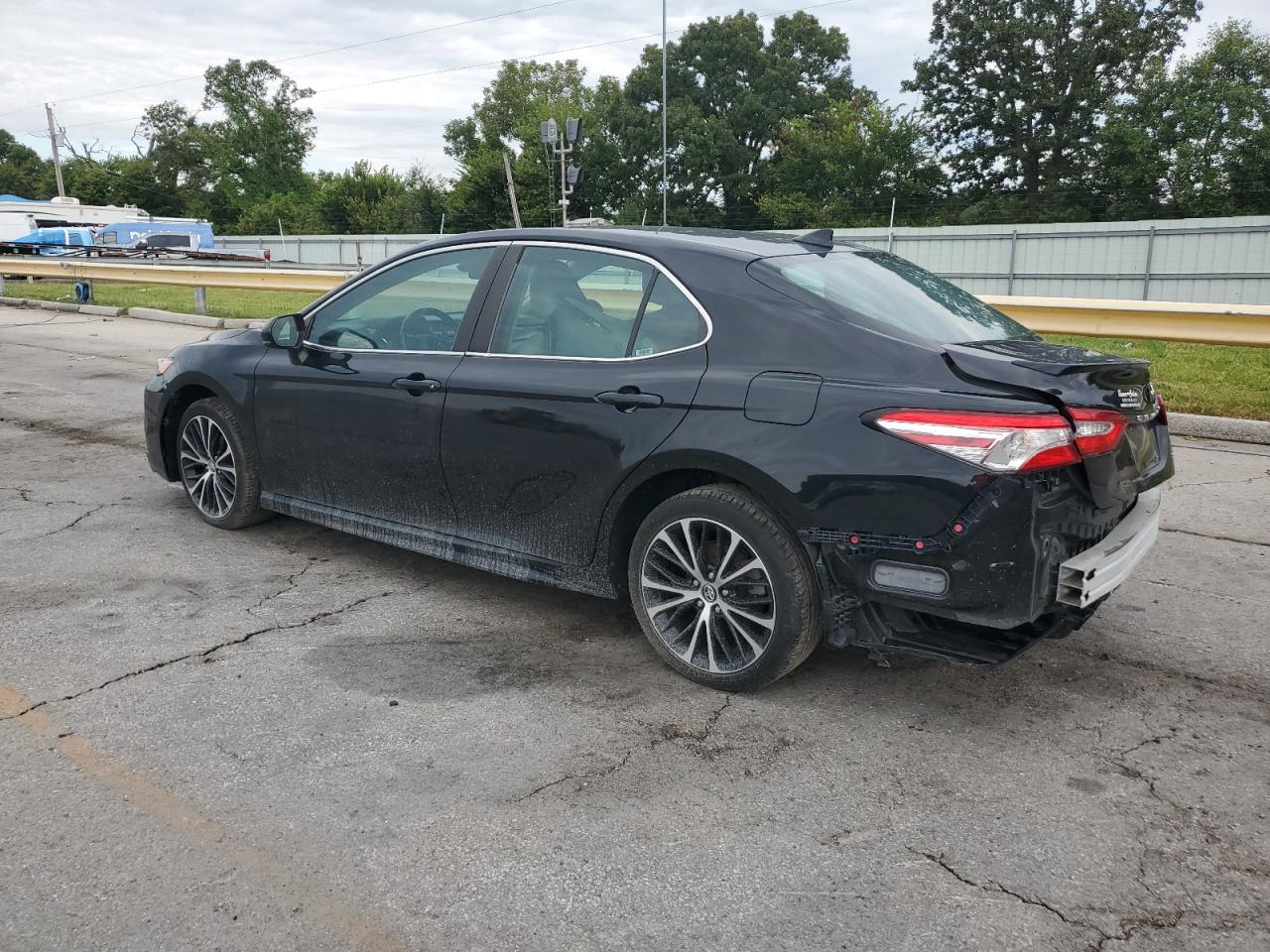 2020 TOYOTA CAMRY SE photo 2