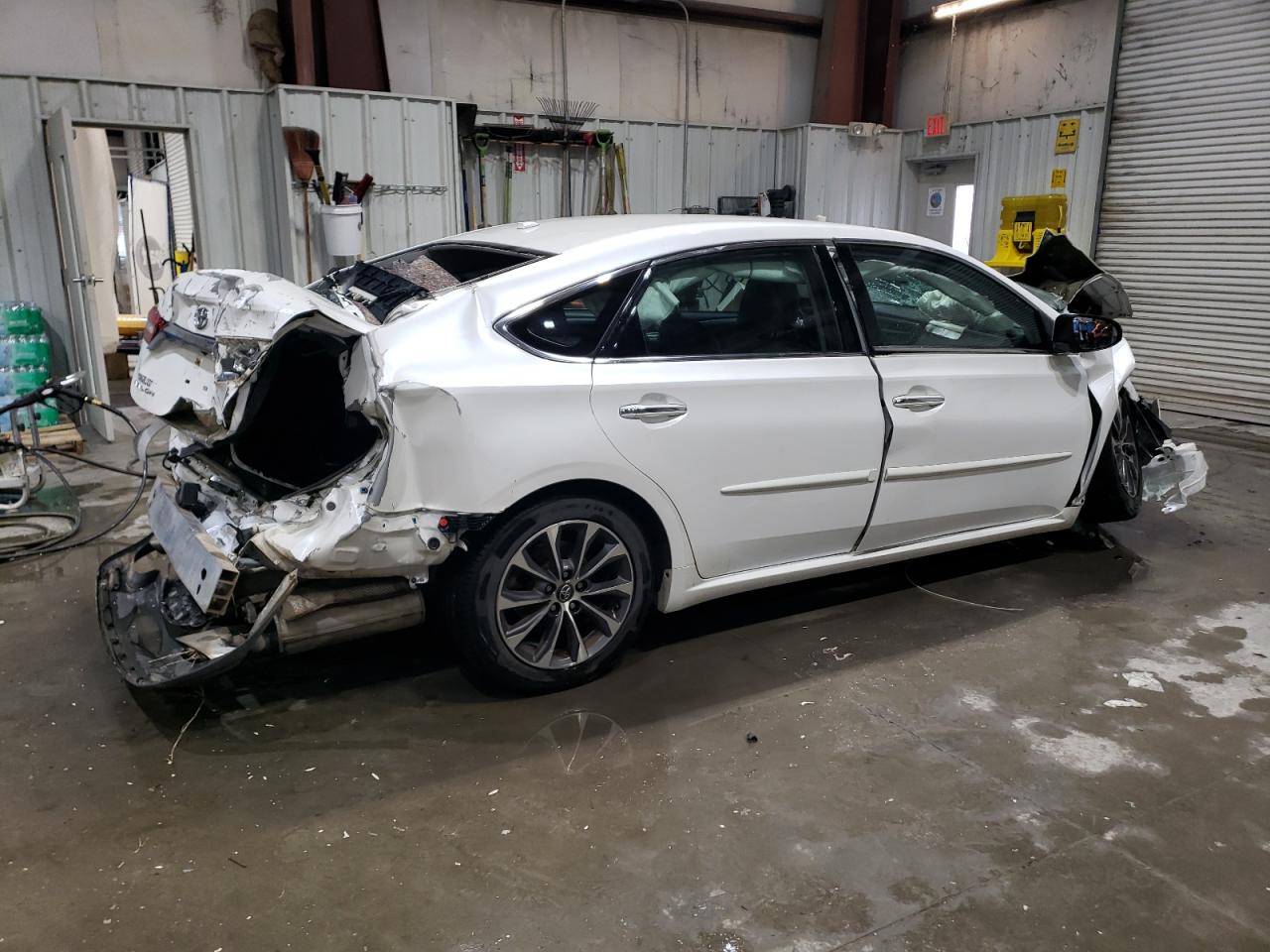 2016 TOYOTA AVALON XLE photo 3