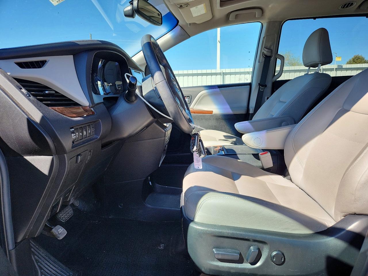 2015 TOYOTA SIENNA LIMITED PREMIUM 7-PASSENGER photo 7