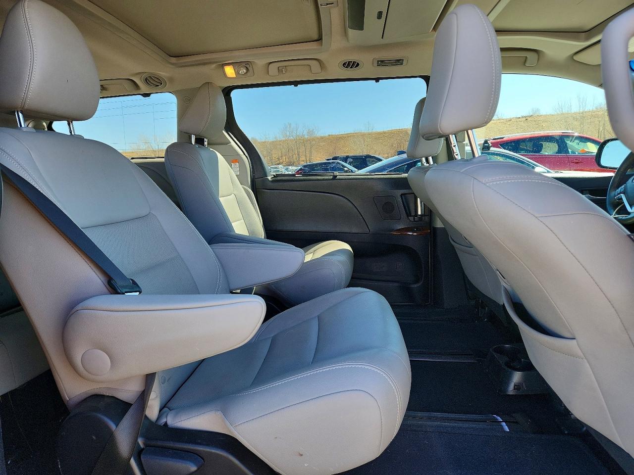 2015 TOYOTA SIENNA LIMITED PREMIUM 7-PASSENGER photo 11