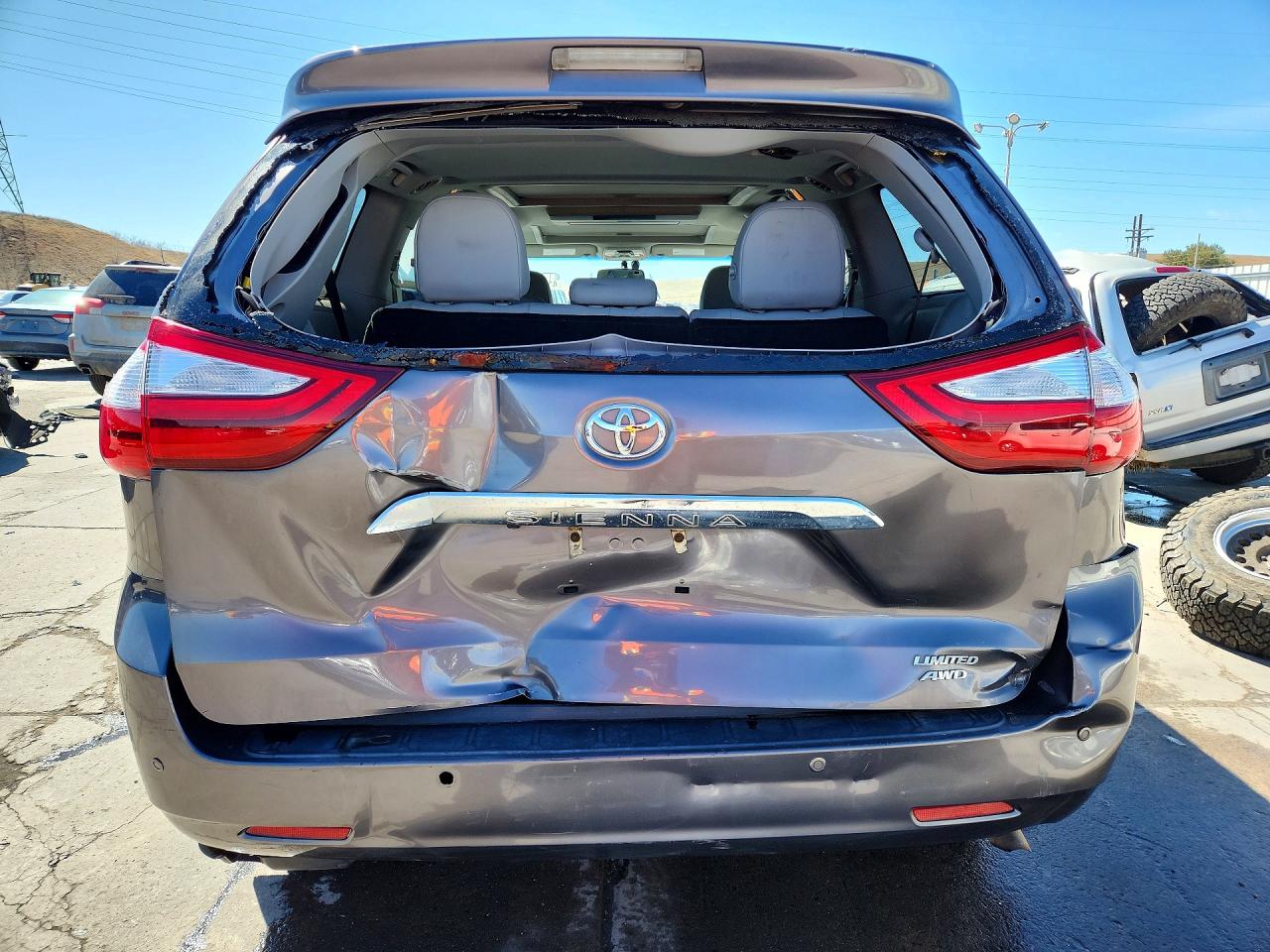 2015 TOYOTA SIENNA LIMITED PREMIUM 7-PASSENGER photo 6