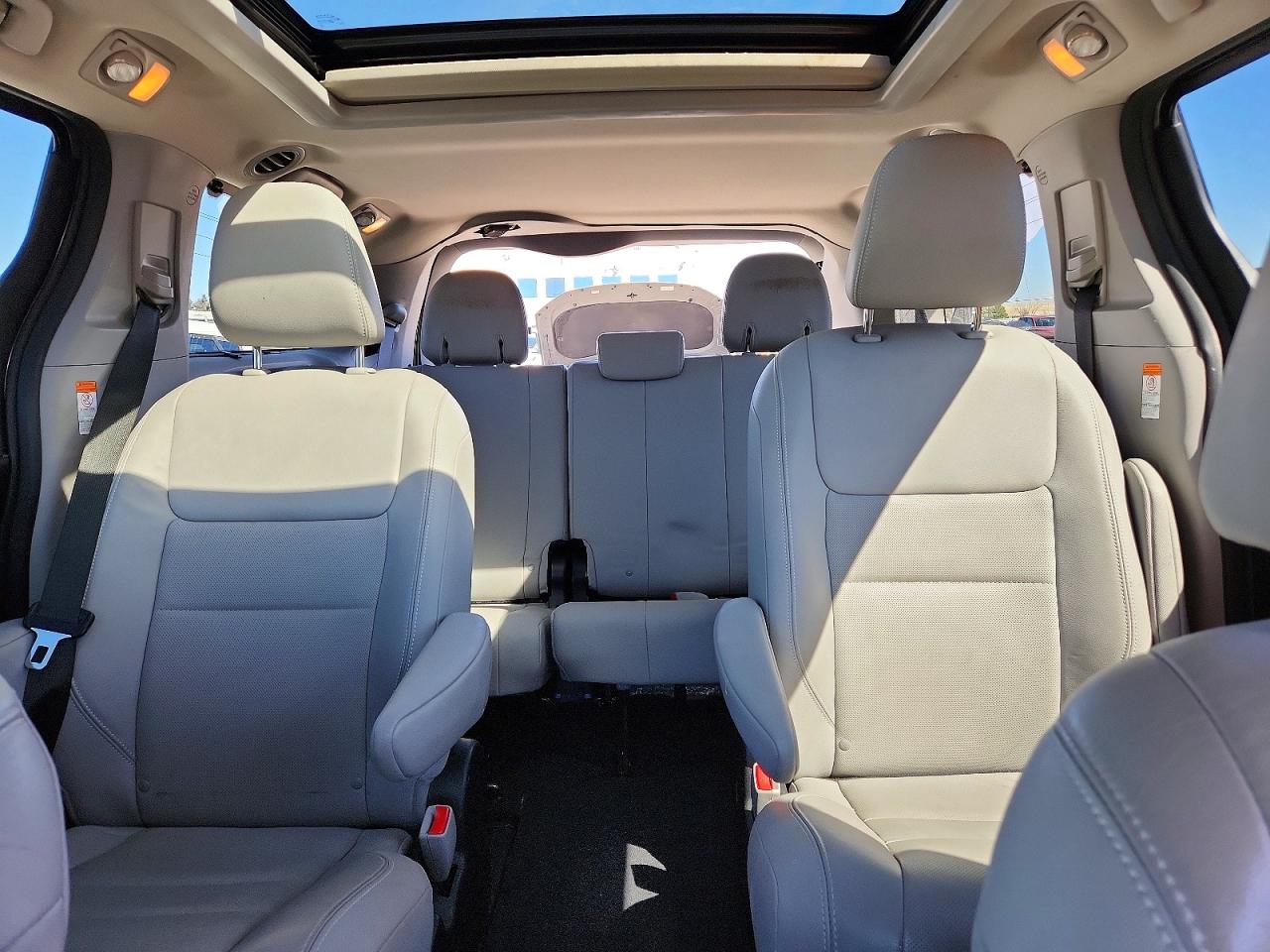 2015 TOYOTA SIENNA LIMITED PREMIUM 7-PASSENGER photo 10