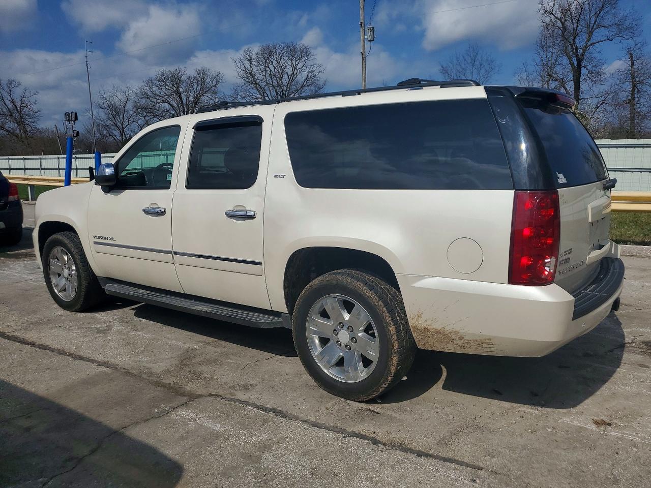 2010 GMC YUKON XL K1500 SLT photo 4