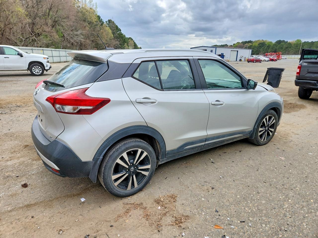 2019 NISSAN KICKS SR photo 5
