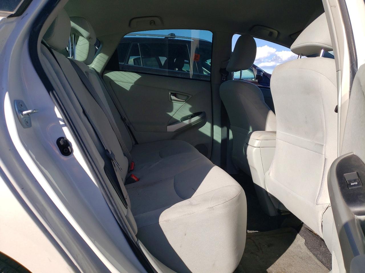 2013 TOYOTA PRIUS TWO photo 19