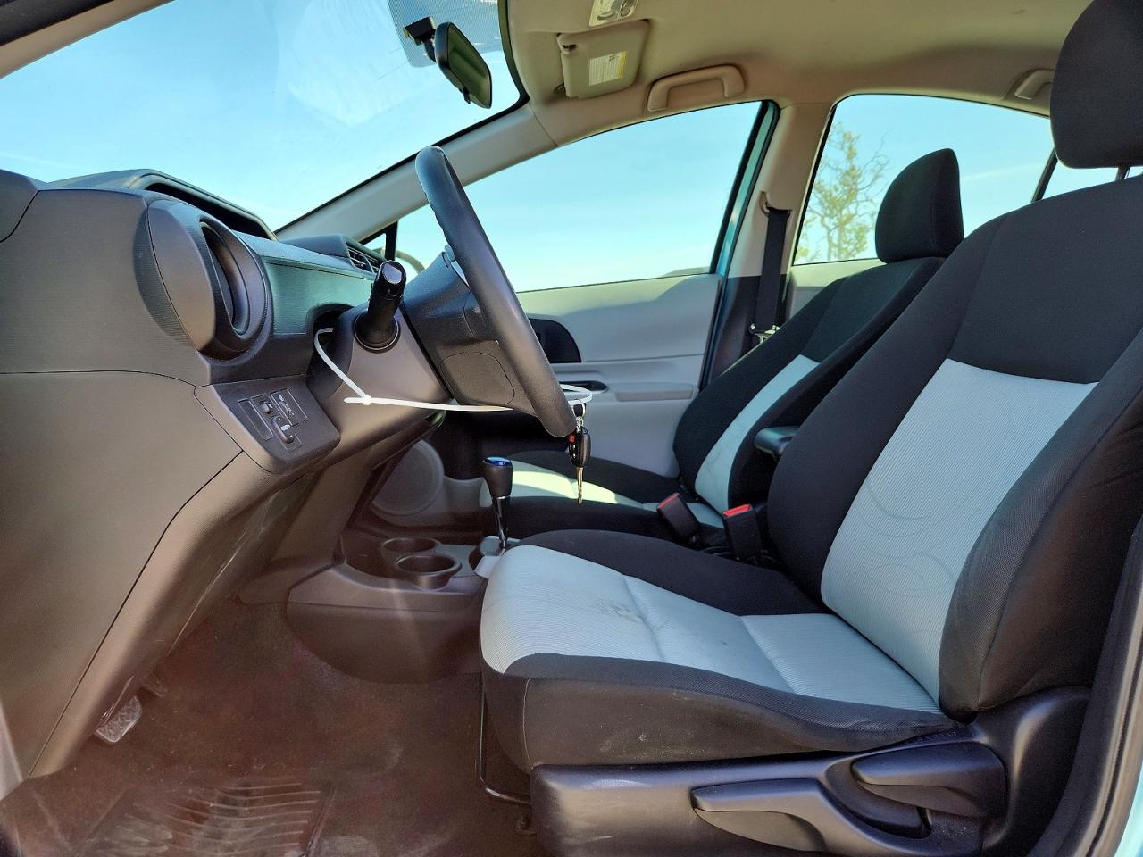 2014 TOYOTA PRIUS photo 7