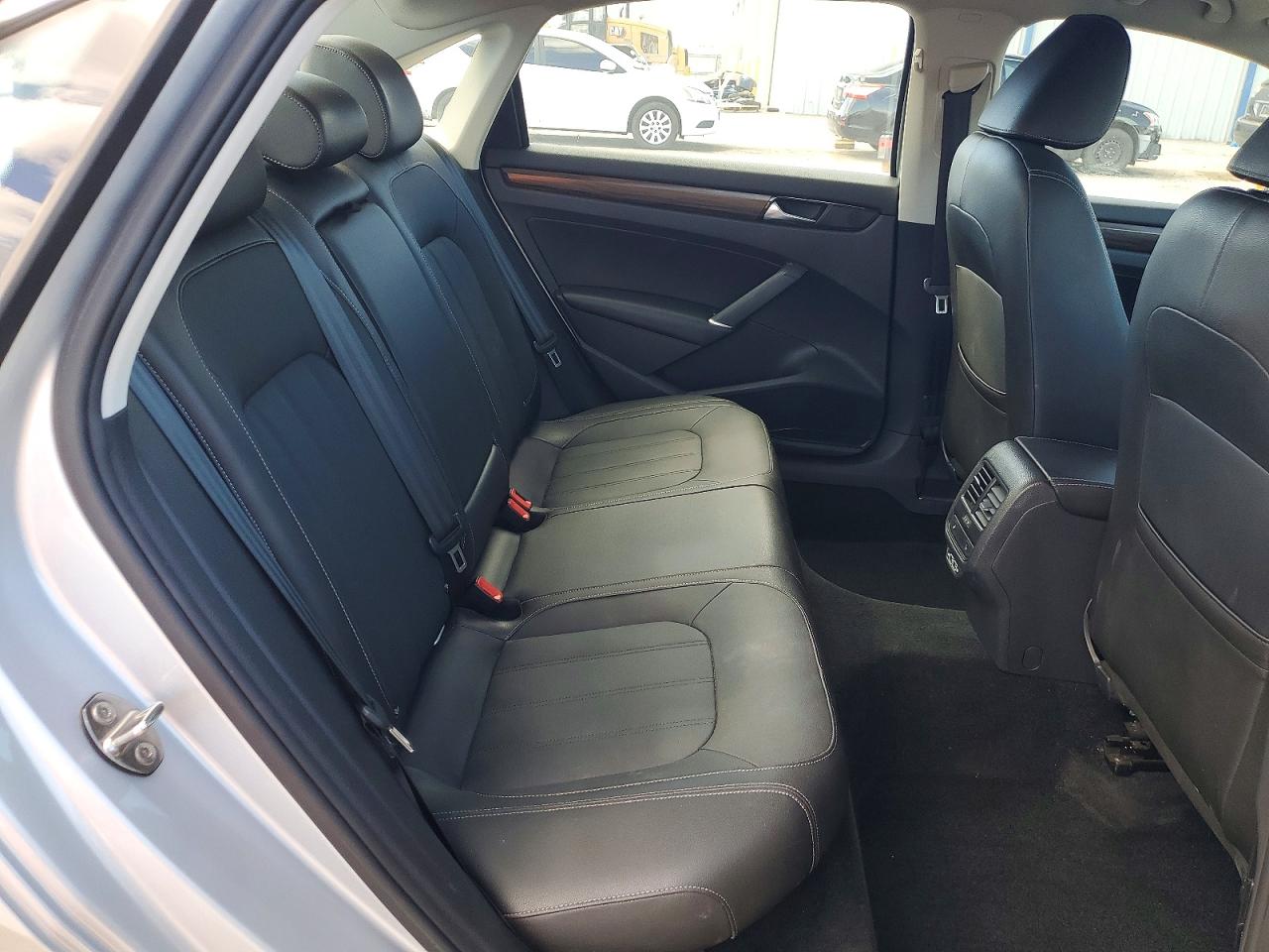 2020 VOLKSWAGEN PASSAT SEL photo 19