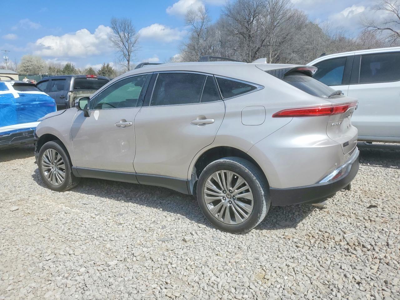 2022 TOYOTA VENZA XLE photo 3