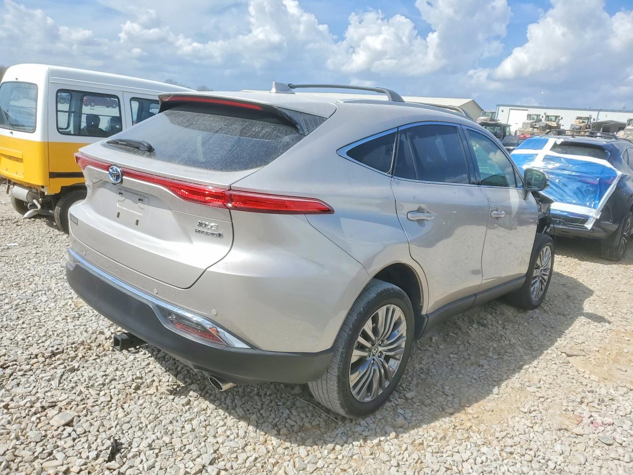 2022 TOYOTA VENZA XLE photo 5