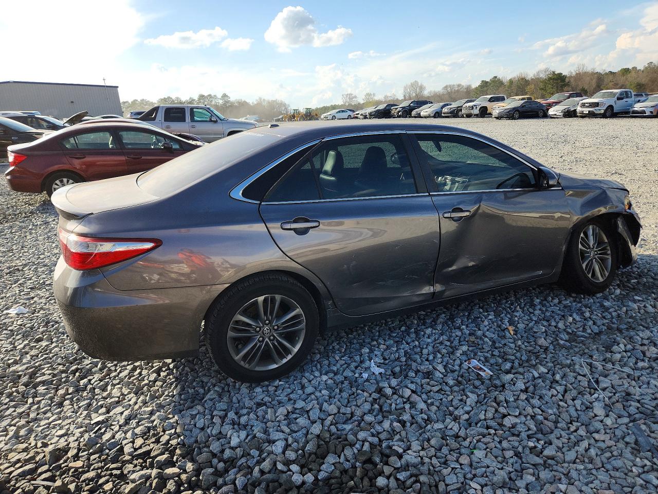 2017 TOYOTA CAMRY SE photo 3