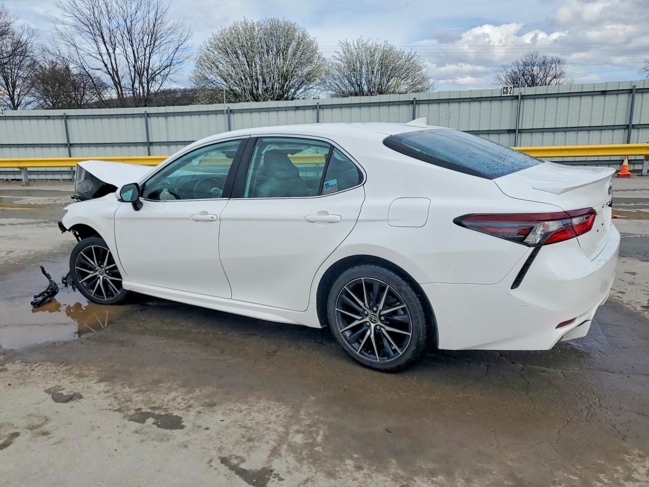 2021 TOYOTA CAMRY SE photo 2