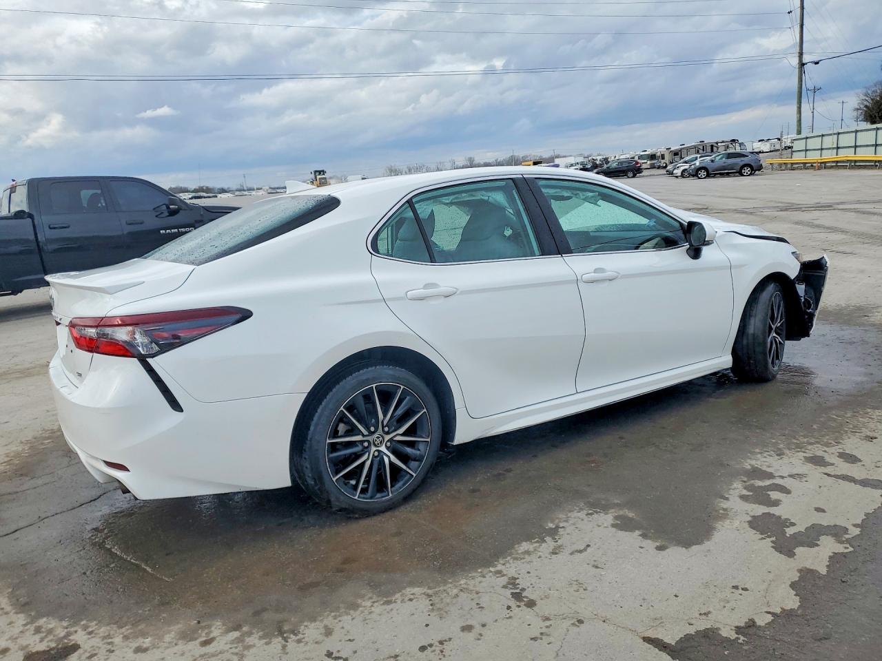 2021 TOYOTA CAMRY SE photo 3
