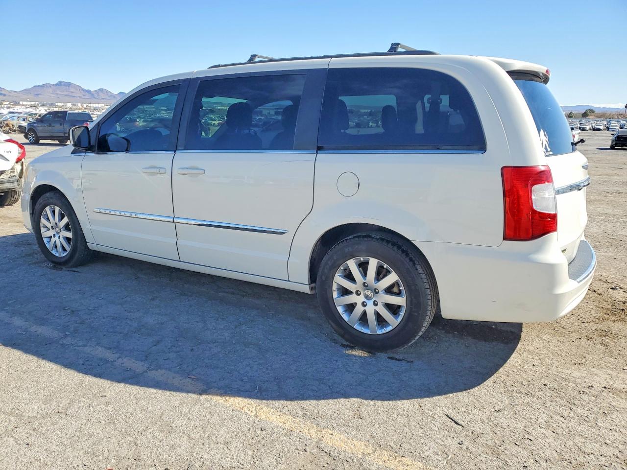 2013 CHRYSLER TOWN & COUNTRY TOURING photo 2