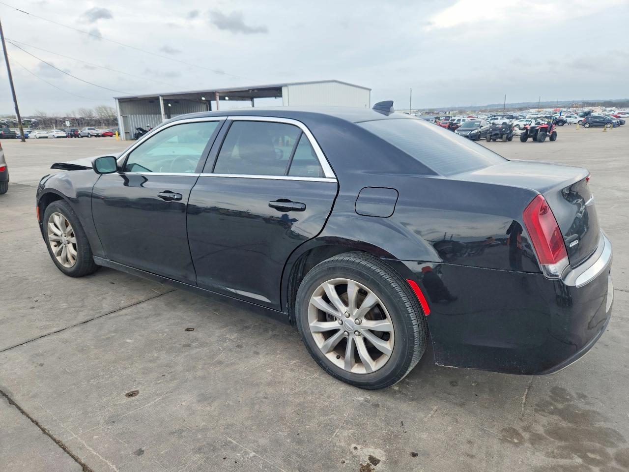 2018 CHRYSLER 300 TOURING photo 2
