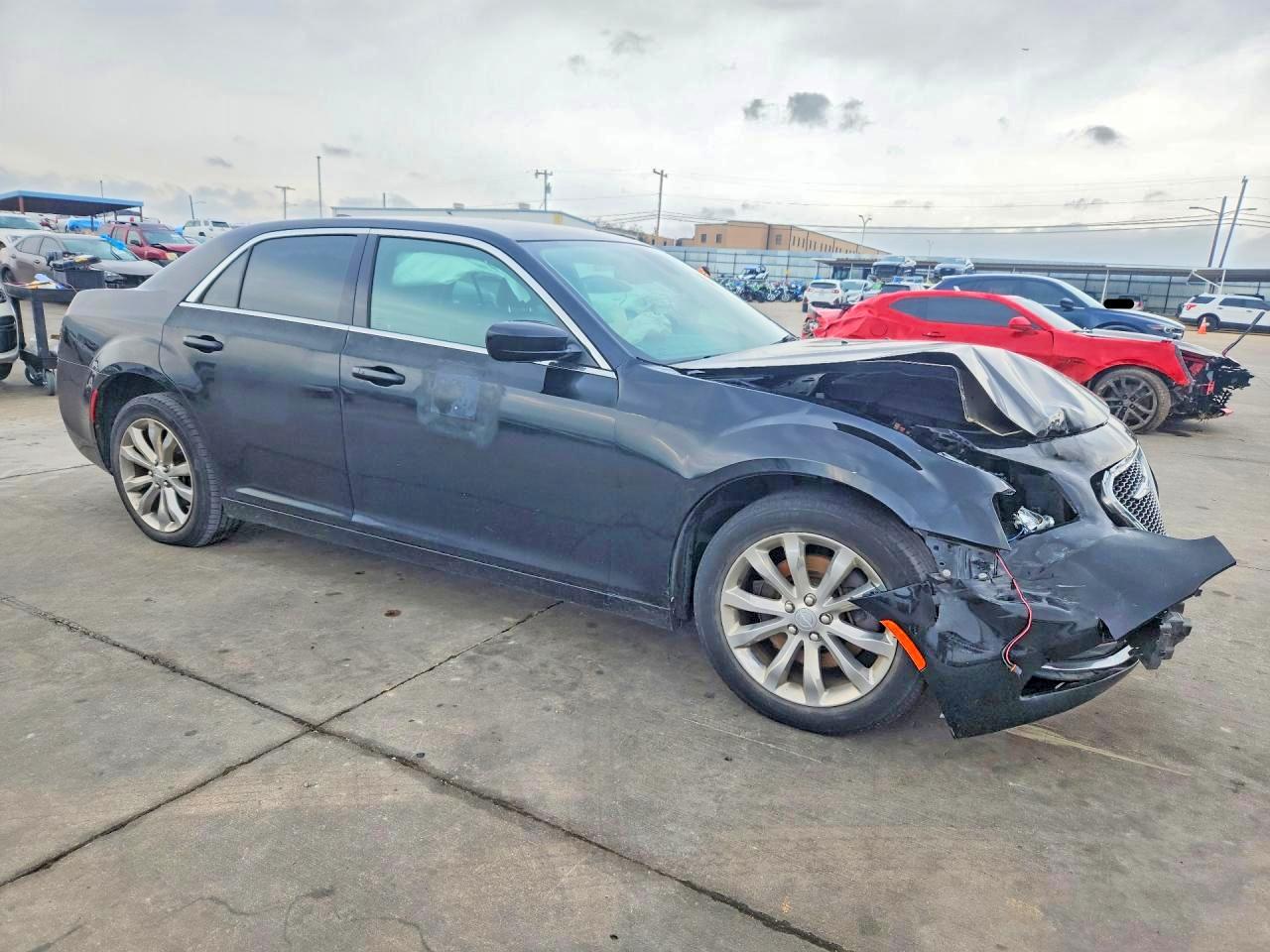 2018 CHRYSLER 300 TOURING photo 4