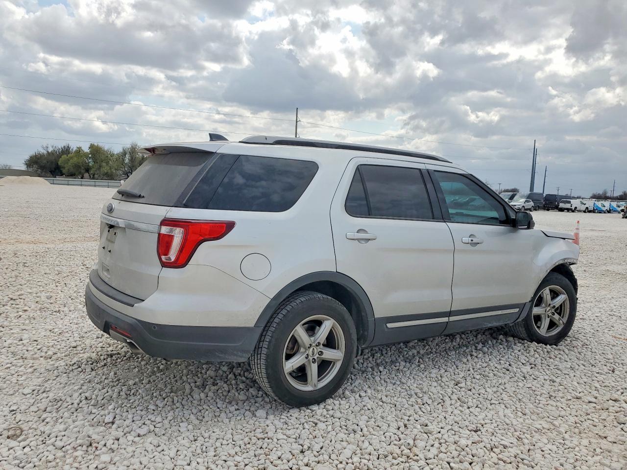 2018 FORD EXPLORER XLT photo 3