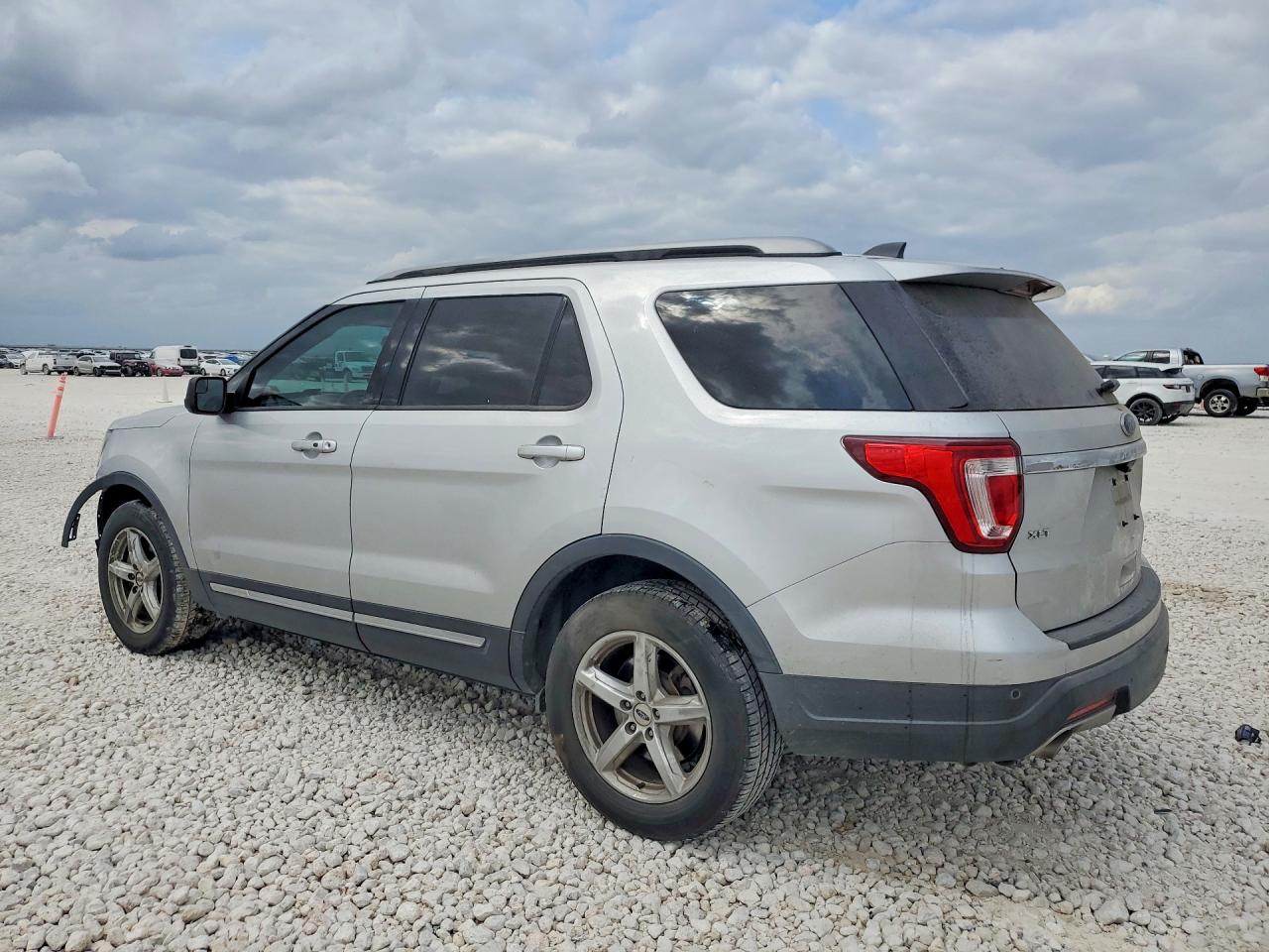 2018 FORD EXPLORER XLT photo 2